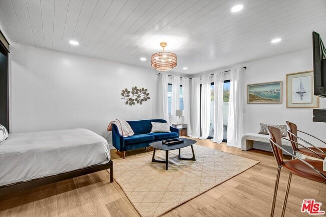 1083 Montauk Ln
