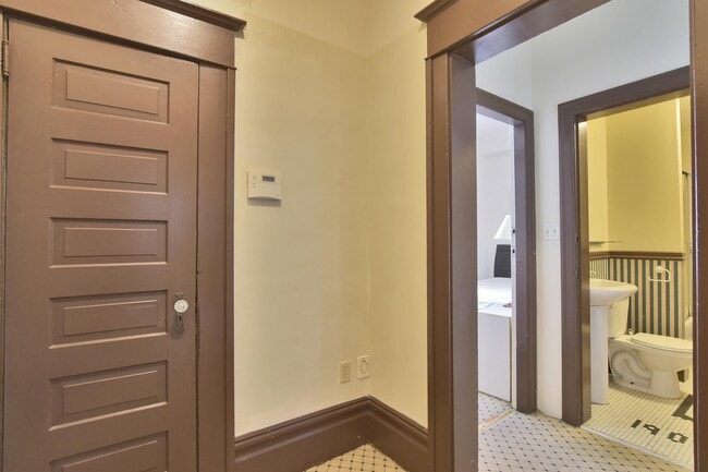 Photo - 1517 Comox St Unit 1