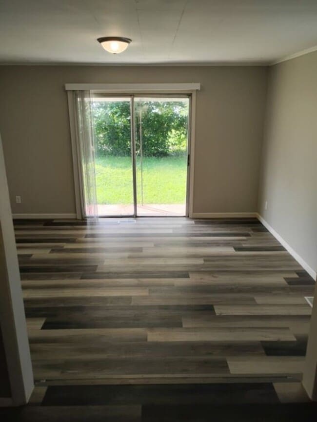 Building Photo - 4 Bedroom 1 Bath Home