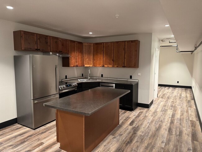 Building Photo - 826 W 8th St