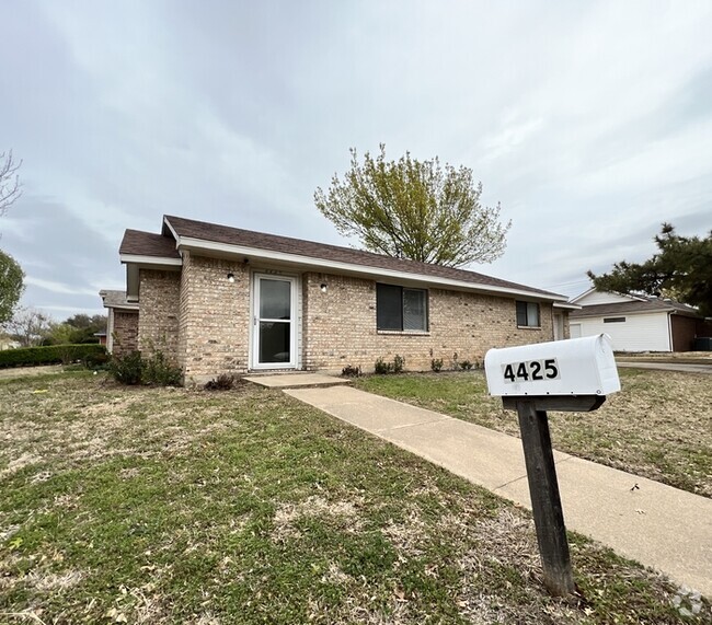 Building Photo - Cozy 2-2-1 in Fort Worth Hulen area Rental