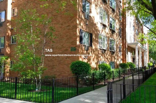 Photo - 3825 N Pine Grove Ave Unit 409