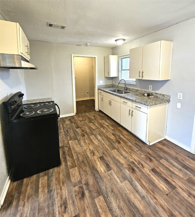 Photo - 5935 Beldart St