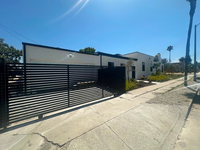 Building Photo - 2529 W 73rd St