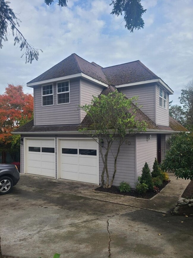 Building Photo - Spacious In-Town Home Near the High School