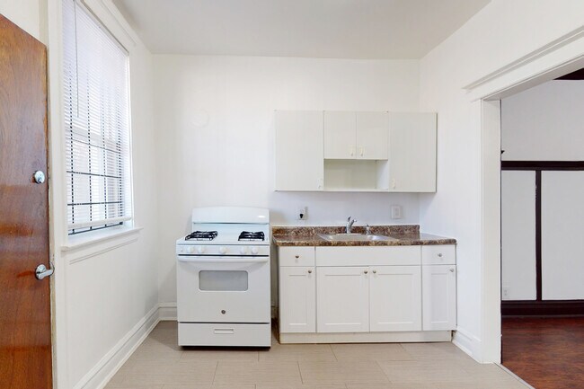 Cocina - 4859 S. Champlain Avenue