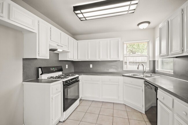 Building Photo - 18726 Droitwich Dr