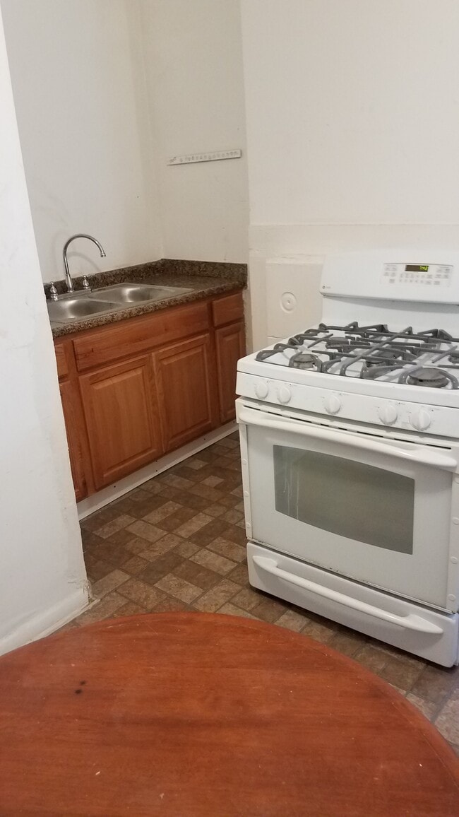 kitchen - 368 Atwood St Unit 3