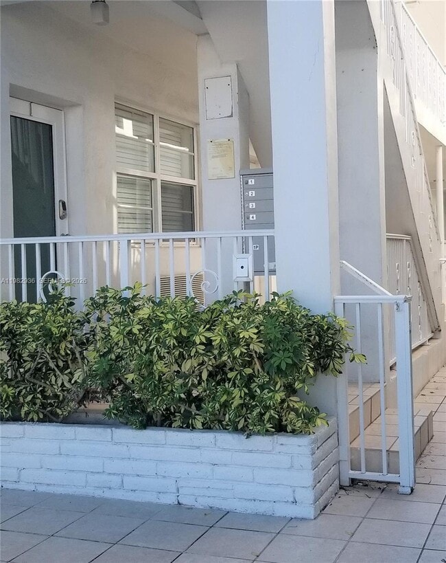 Building Photo - 7510 Carlyle Ave Unit 1