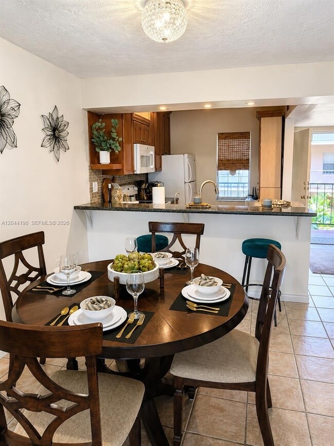 Building Photo - 2821 Somerset Dr Unit 312