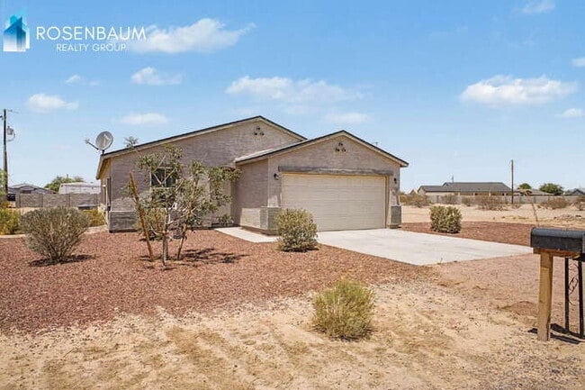 Building Photo - 3520 N La Paz Dr