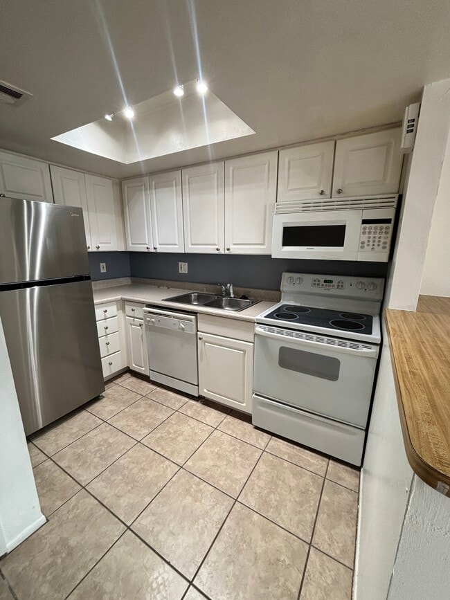 Photo - 700 W University Dr