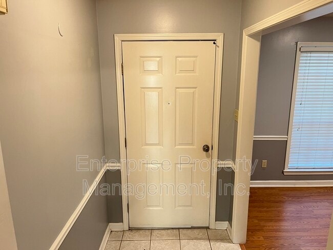 Photo - 2559 Broad Ave