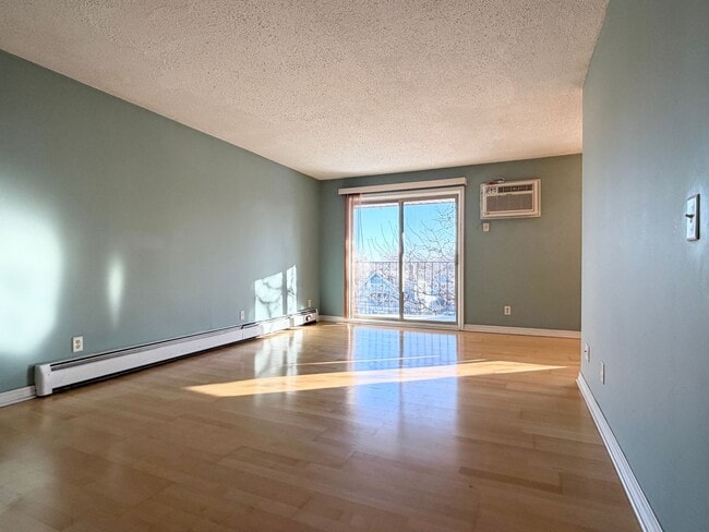 Photo - 1-bedroom Near Bde Maka Ska! Underground Parking & Balcony! Unidad 318