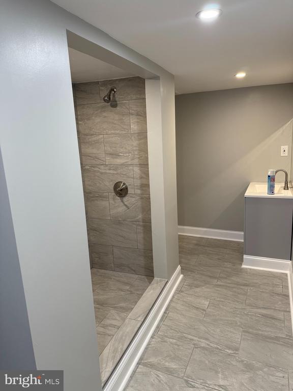 Photo - 2921 Baker St