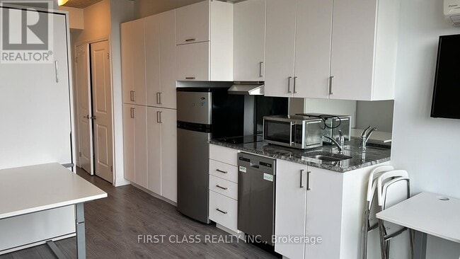 Photo - 1900 Simcoe St N