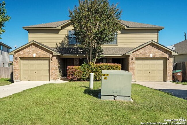 Building Photo - Spacious 3 bedroom 2.5 Bath Duplex in Gate... Rental