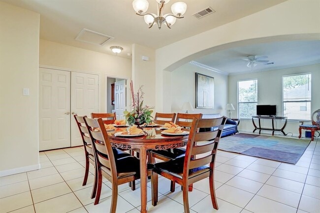 Building Photo - 2078 Laverne St Unit 5