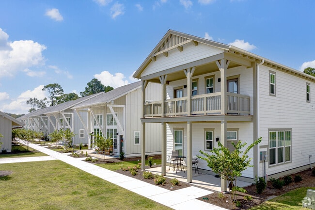 Acera entre edificios. - The Cottages at Myrtle Beach