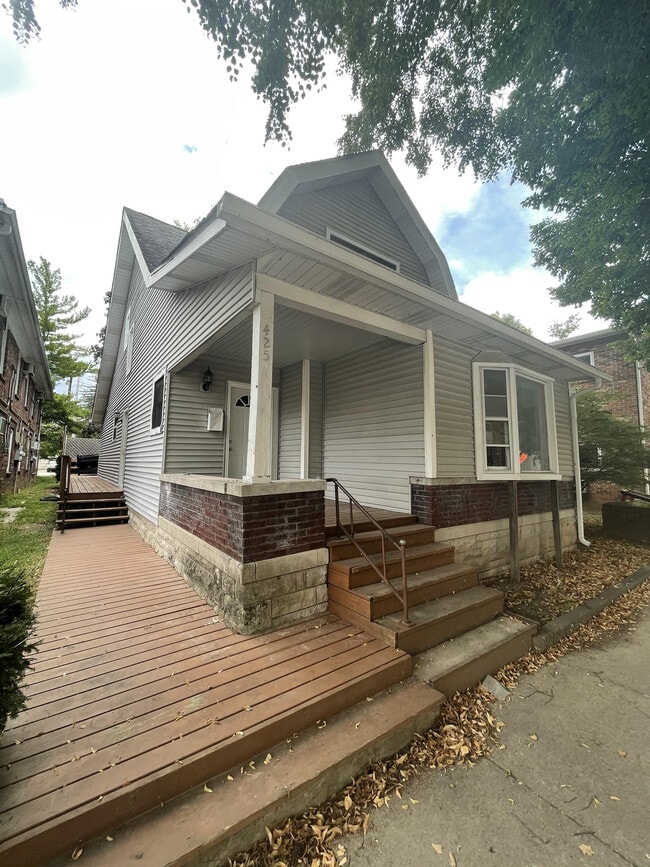 Photo - 425 E 7th St