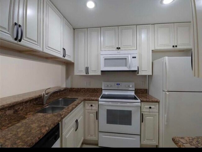9903 Three Lakes Cir