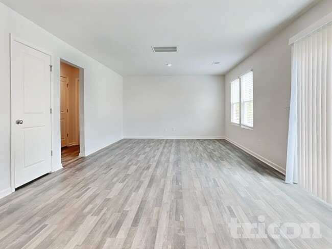 Photo - 210 Coventry Ct