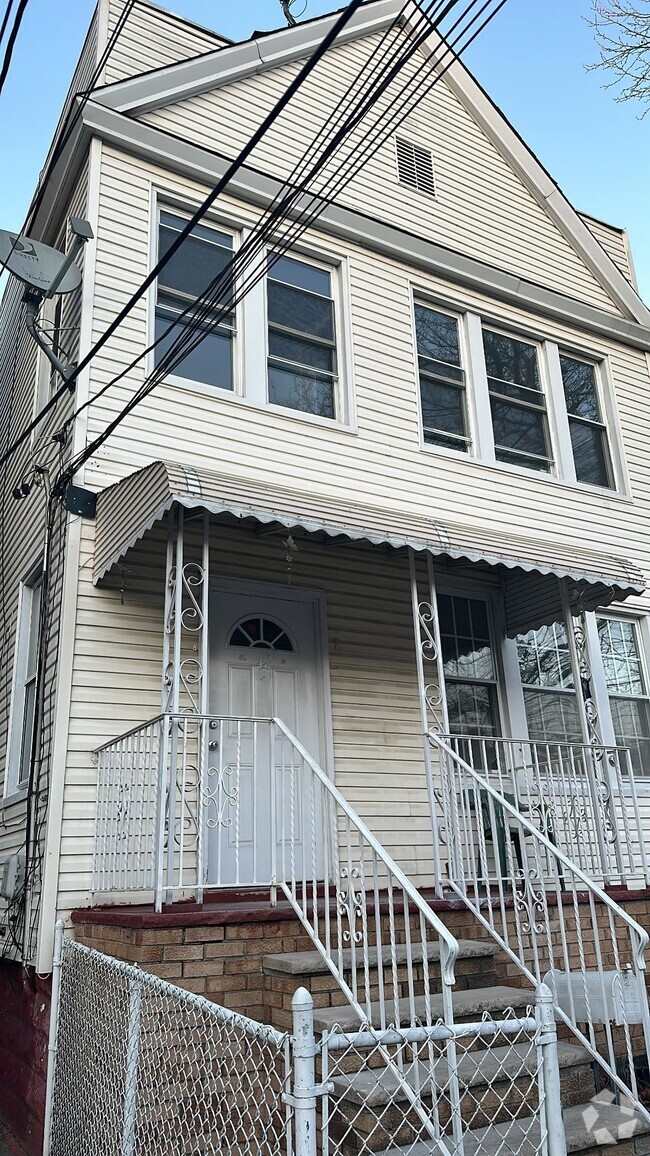 Building Photo - 42 New St Unit 1 Rental