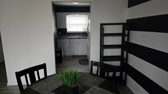 Photo - 2220 Colony Dr SW