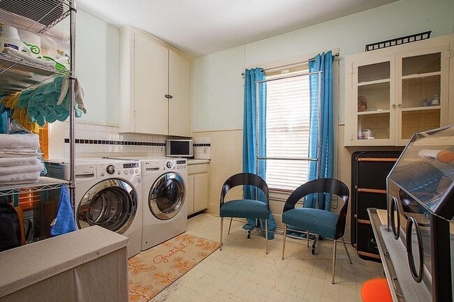 Photo - 108 W 10th 1/2 St