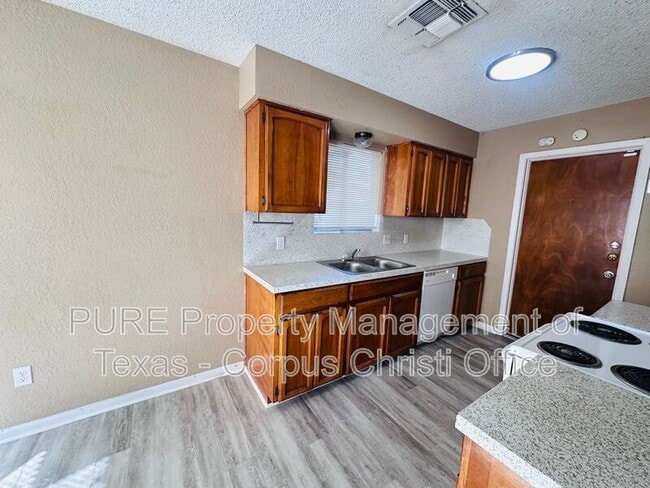 862 Siskin Cir