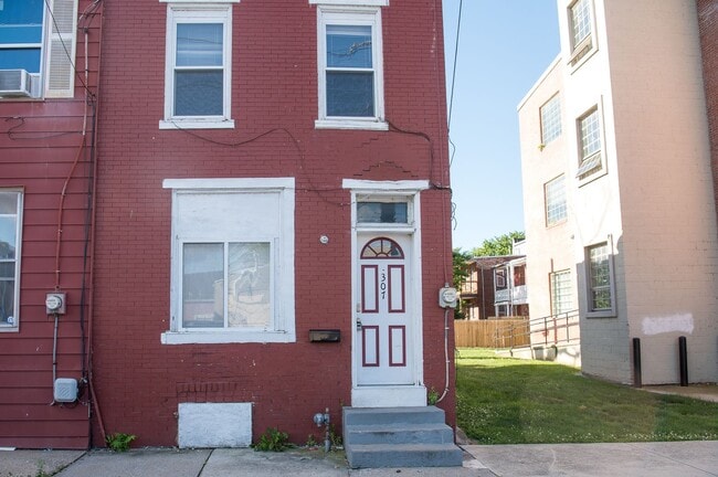 Building Photo - 307 Muench St