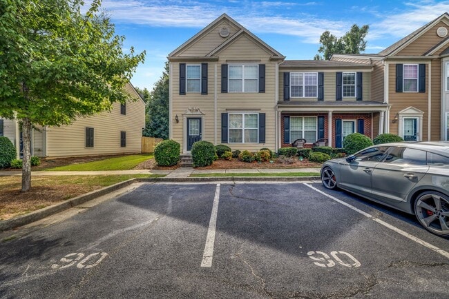 Building Photo - SPACIOUS 3 BEDROOM TOWNHOME