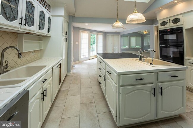 Building Photo - 6438 Woodville Dr