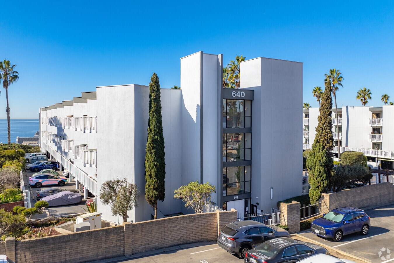 Photo - 610-660 The Village