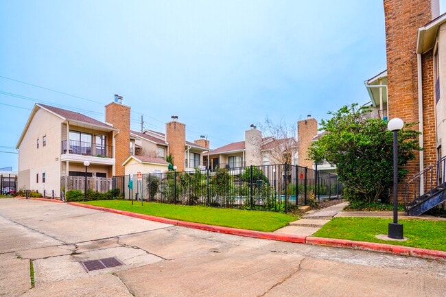 Building Photo - 1818 Augusta Dr Unit 27
