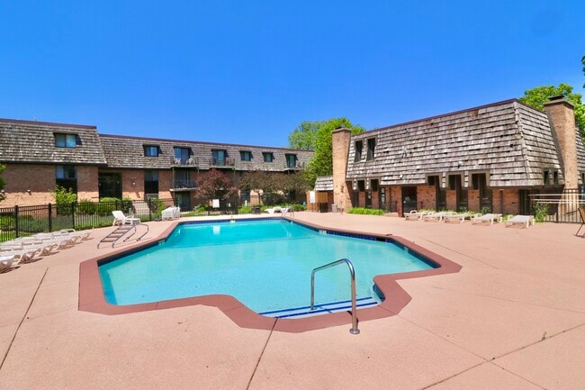 Building Photo - 12 Oak Creek Dr Unit 1213