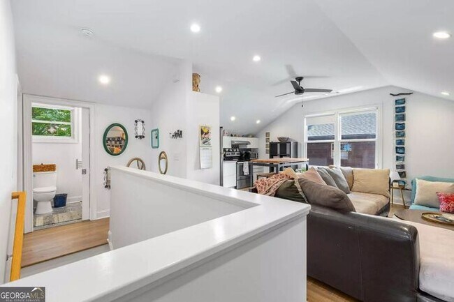 Renovated 2BR/1BA Attic Apartment with In-Unit Washer & Dryer – Prime Atlanta Location