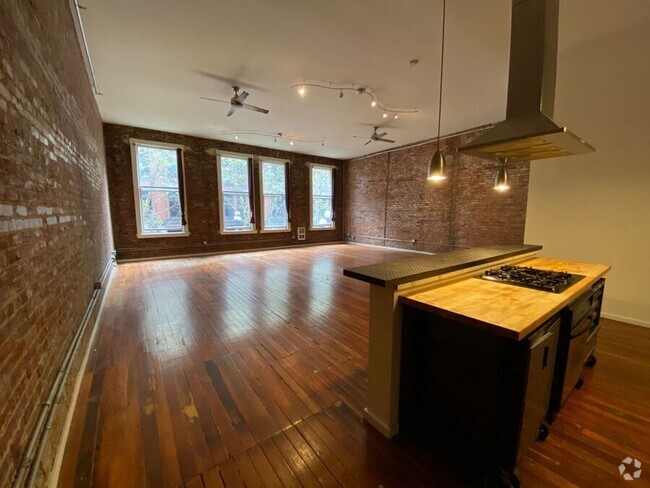 Building Photo - Charming Vintage Pioneer Square Studio wit... Unit 201 Rental