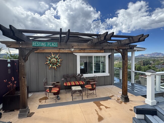 Building Photo - 342 S Mount Vernon Ave Unit Casita