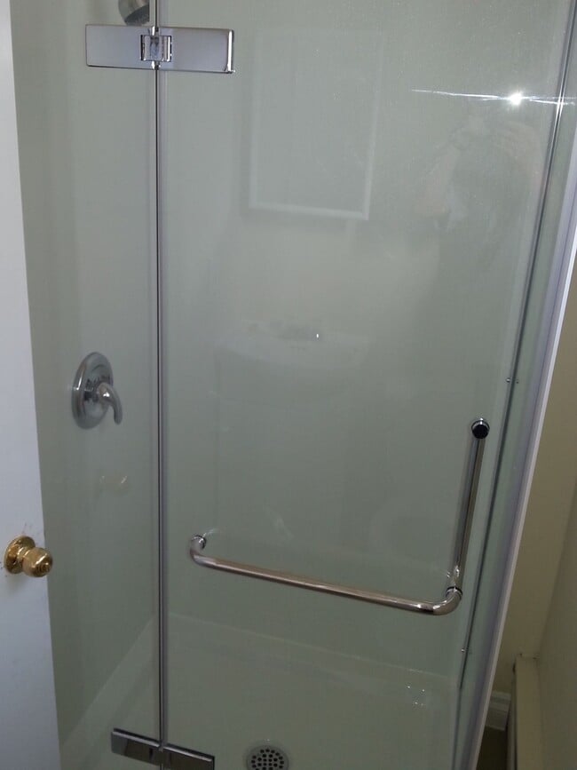 Photo - Bright and Spacious Junior 1-Bedroom Apartment for Rent in Oshawa Unité Apt. 6