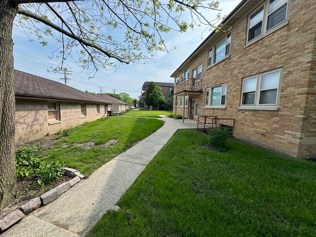 Photo - Forest Home 8 Unit Unit 1