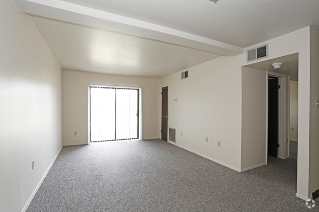 2BR, 1BA - 815 SF