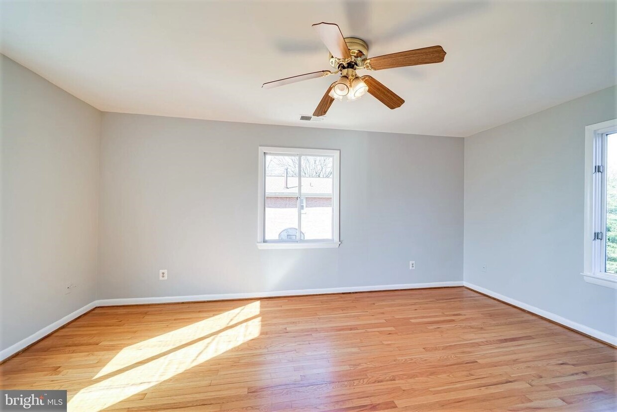 Photo - 1912 S Glebe Rd (Arlington, VA)