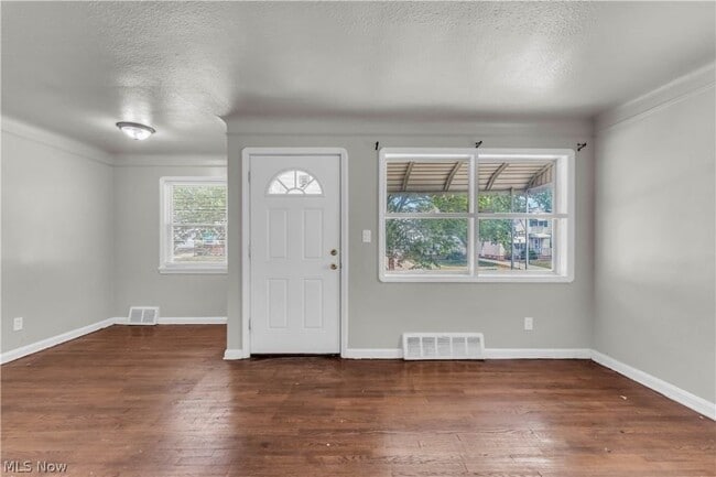 Photo - 15902 Maplewood Ave