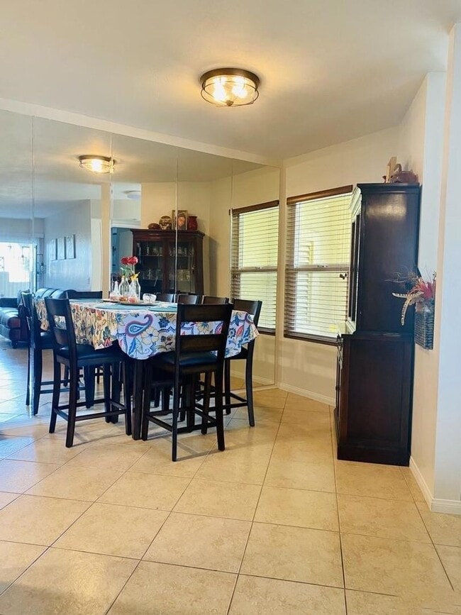 Photo - Eastlake Shores Downstairs Condo feat. Two Bedrooms and Two Bathrooms Unidad 101