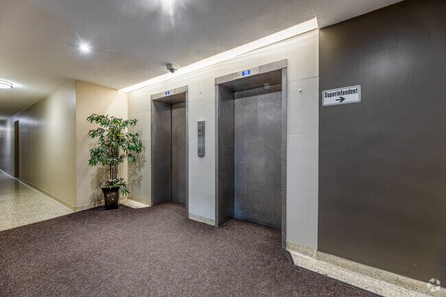 Lobby - Duncanwoods Manor