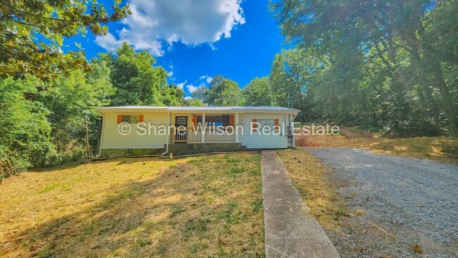 Building Photo - Recently renovated 3 BR/ 1 BA home. Big front yard. Check this one out today! Scheduled your vie...
