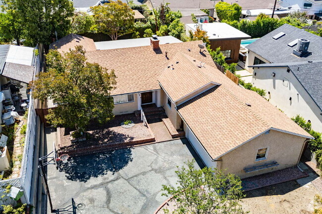 Building Photo - Elegantly Renovated Burbank Home in Prime ...