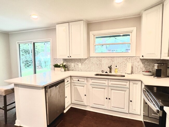 Photo - 3 bed 2 bath Single Family Home - Located between Southend, SouthPark & Myers Park