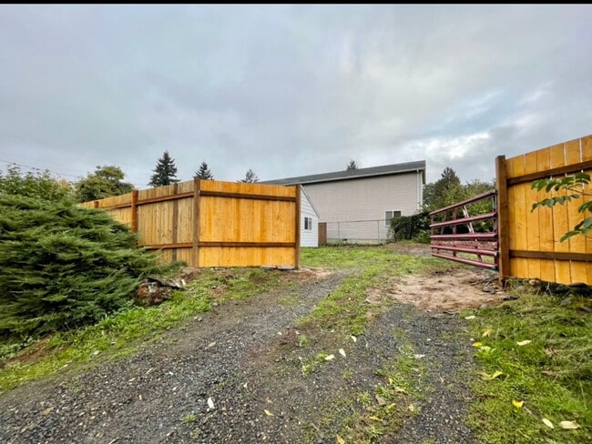 Photo - Stunning Mid Century Modern Cottage In Mill Park Neighborhood~  Large Yard w/ Privacy Fence~ Wash...